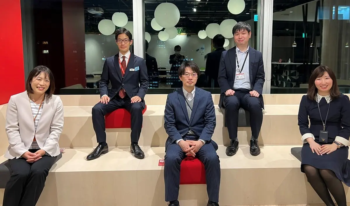 データサイエンスコンペティション事務局メンバー  （下段左から）川尻氏、一之瀬氏、中野氏（上段左から）藤澤氏、海老名氏